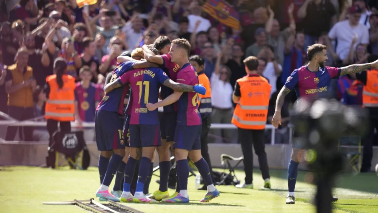 João Cancelo com a camisa do Barcelona comemorando em campo durante partida da La Liga 2025/26