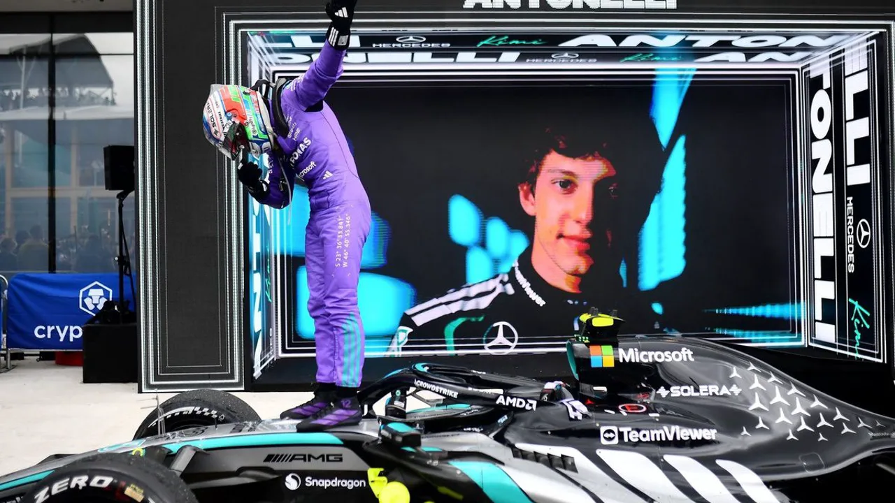 Kimi Antonelli com o troféu do GP de Miami 2026 no Circuito Internacional de Miami