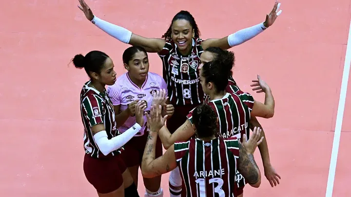 Jogadoras do Fluminense W comemoram vitória por 3x0 sobre o Sesi Bauru W nas quartas da Superliga Feminina 2025