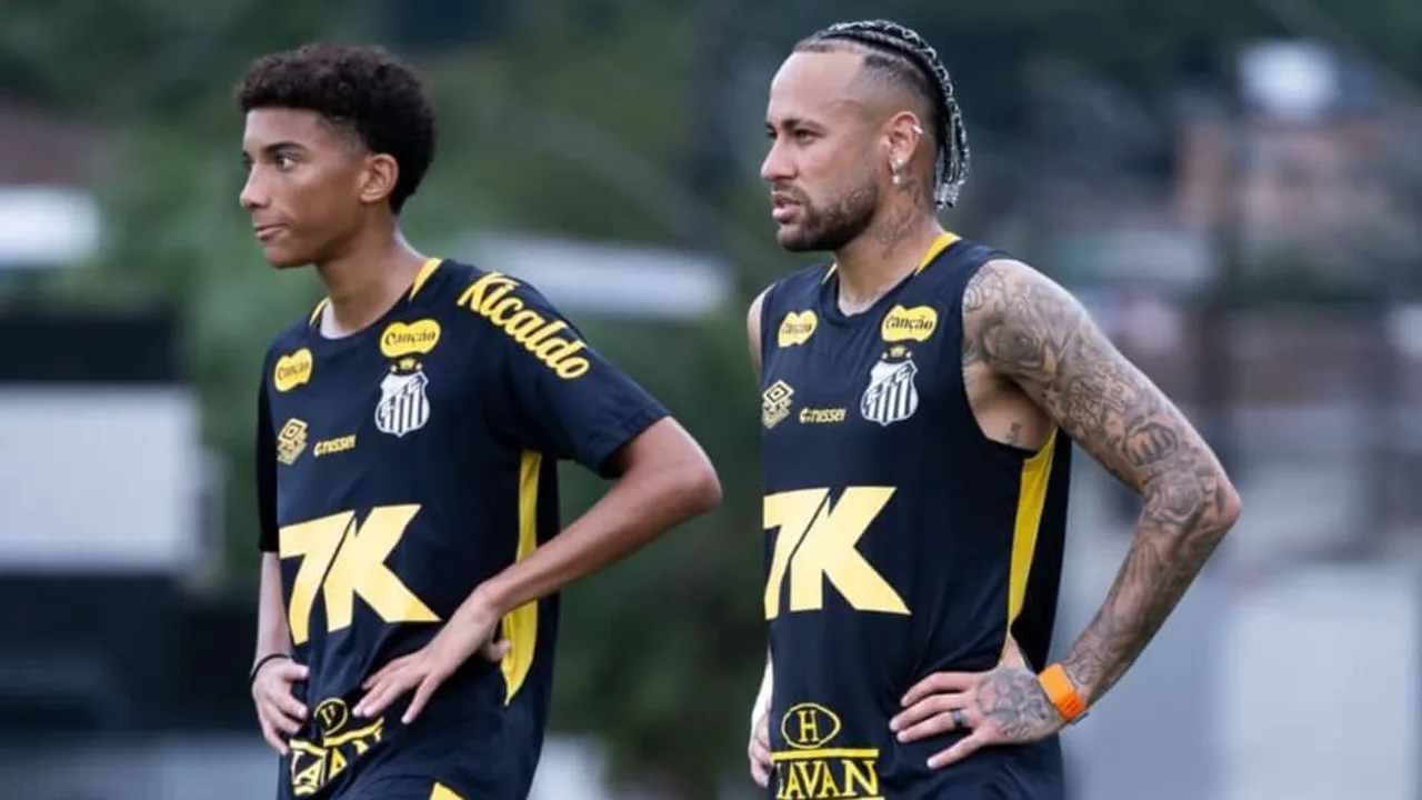 Robinho Jr. em treino do Santos FC no CT Rei Pelé, com Neymar ao fundo