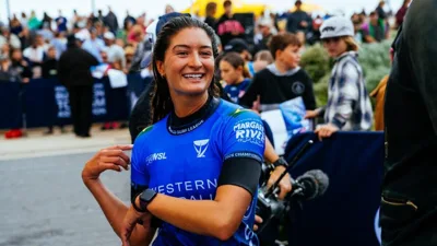 Luana Silva veste a lycra amarela e quebra o domínio australiano no surfe mundial