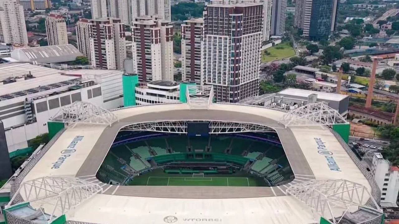 Fachada da arena do Palmeiras com nova identidade visual do Nubank Parque em roxo e verde