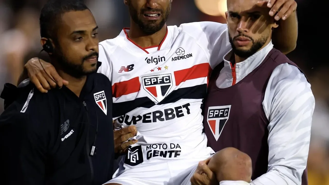 Lucas Moura sendo carregado de maca após lesão no tendão de Aquiles durante partida do São Paulo no Brasileirão 2026