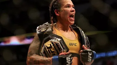 Amanda Nunes espera a palavra de Kayla Harrison para voltar ao octógono