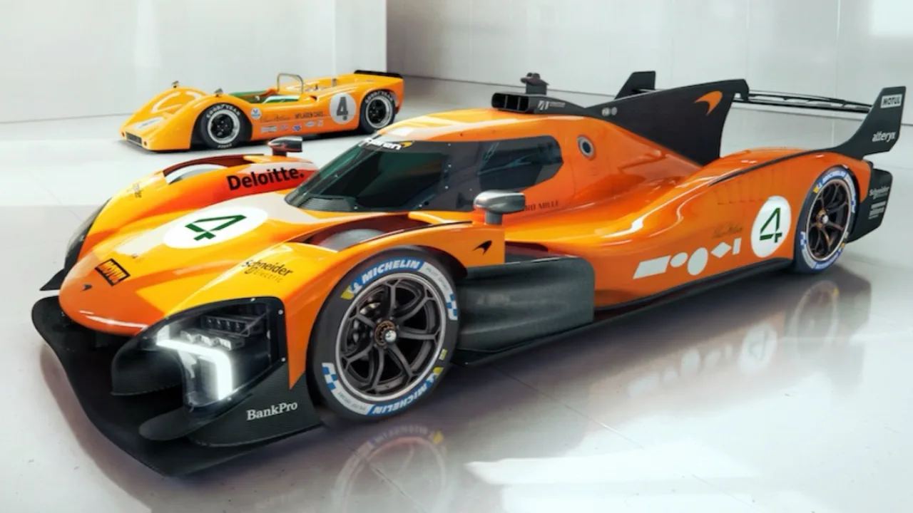 McLaren MCL-HY Hypercar com pintura laranja inspirada no M6A da Can-Am nos boxes do WEC