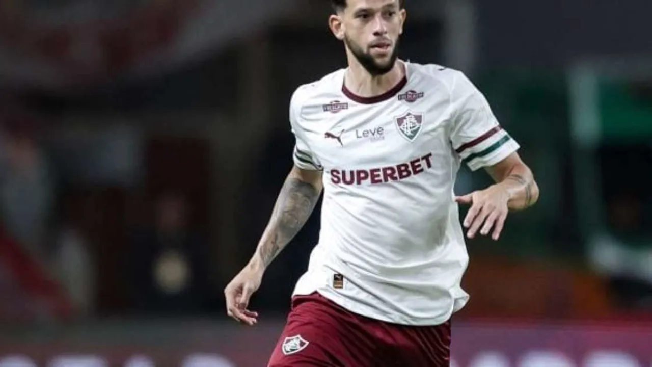 Jogadores do Fluminense cabisbaixos no gramado do Beira-Rio após derrota por 2 a 0 para o Internacional