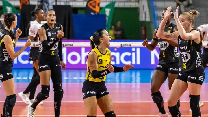 Jogadores do Praia Clube comemoram vitória por 3x0 sobre o Sesi nas quartas da Superliga Masculina em abril de 2025