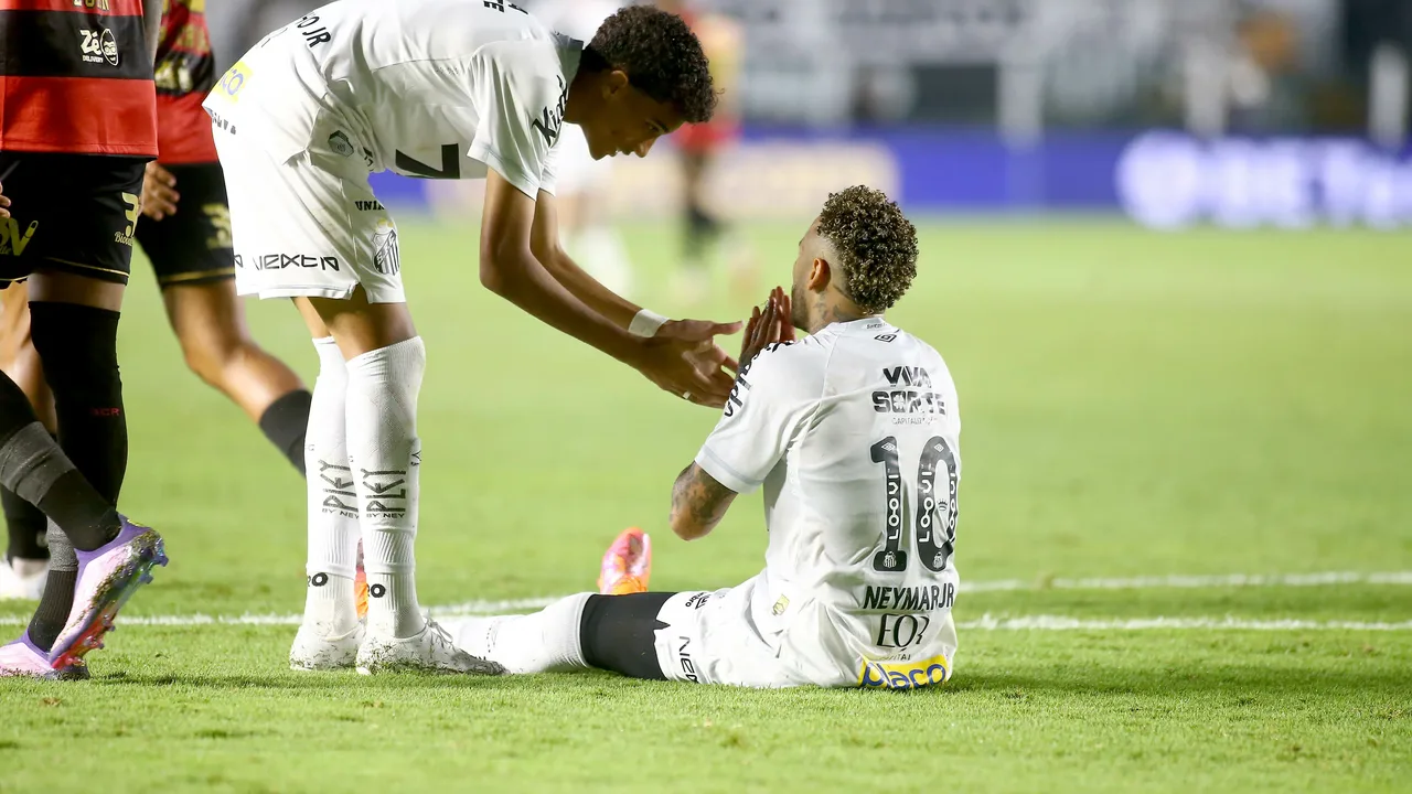 Neymar e Robinho Jr. em treino do Santos no CT Rei Pelé, com clima de tensão entre os jogadores