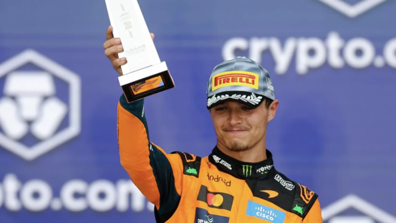 Lando Norris no cockpit da McLaren no Circuito Internacional de Miami durante o GP de 2026