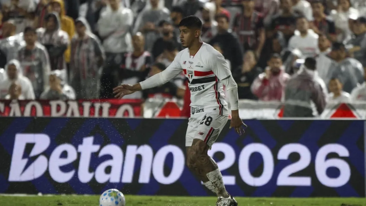 Jogadores do São Paulo saindo de campo com dores após empate com o Bahia no Brasileirão 2026