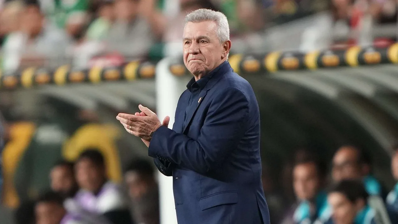 Javier Aguirre, técnico da seleção mexicana, orientando jogadores durante partida da Copa do Mundo 2026