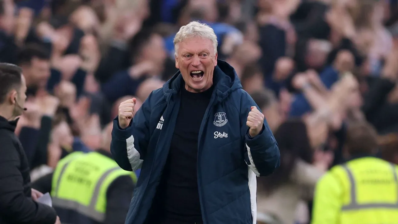 David Moyes, treinador escocês do Everton, observa o jogo na beira do campo na Premier League 2026
