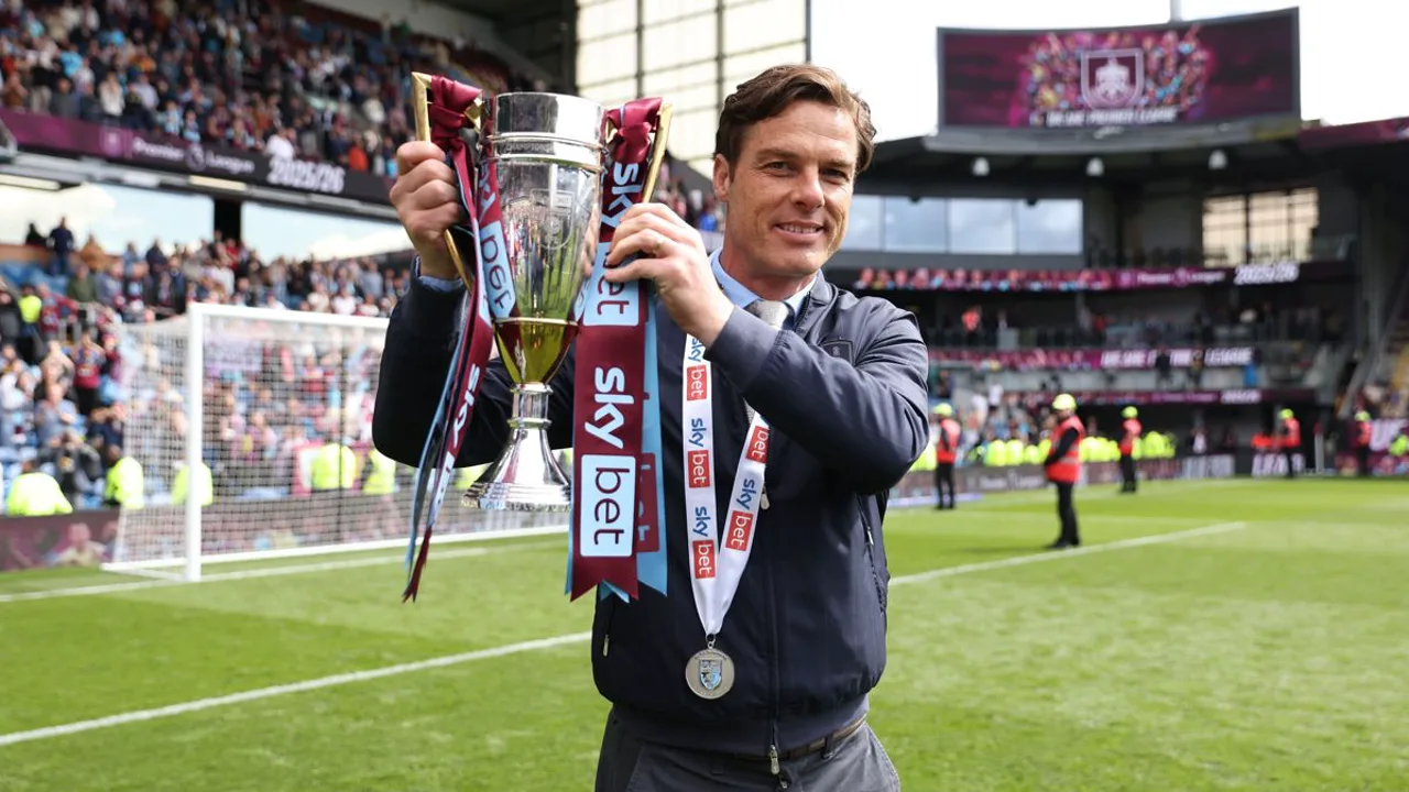 Scott Parker, técnico do Burnley, observa o jogo à beira do campo na Premier League 2025/2026