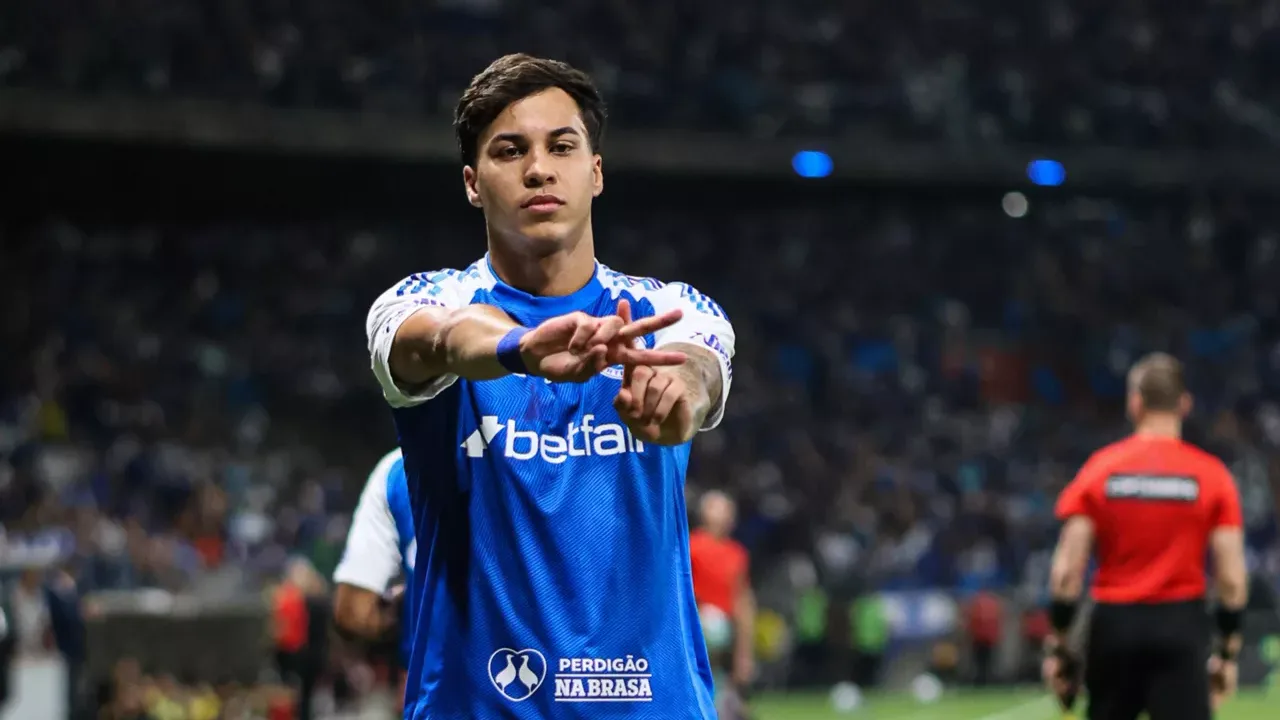 Kaio Jorge pelo Cruzeiro e Vitor Roque pelo Palmeiras em lances do Brasileirão 2026