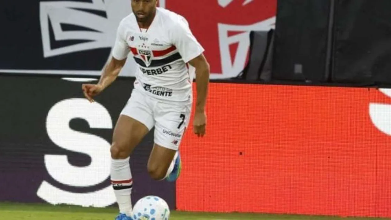 Lucas Moura sendo carregado por companheiros após lesão no gramado durante partida do São Paulo no Brasileirão 2026