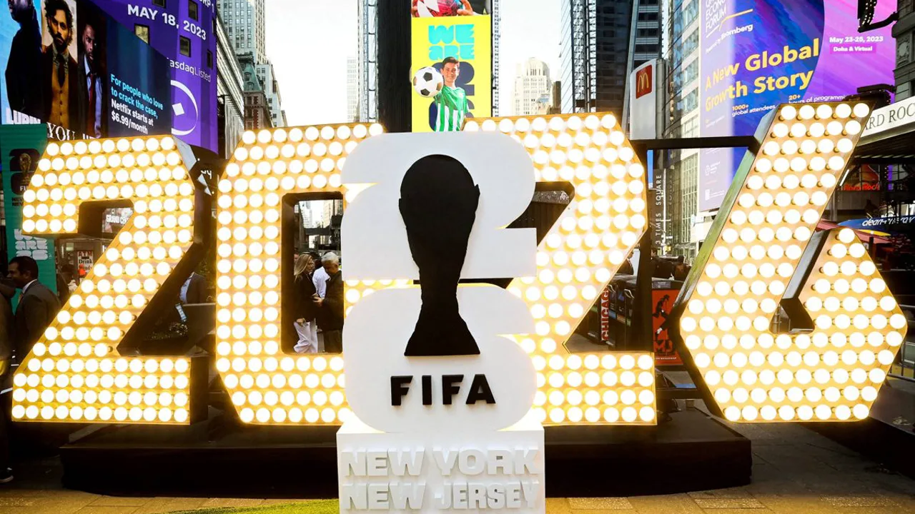 Tela de televisão exibindo logo da Copa do Mundo 2026 com mapa da Ásia ao fundo