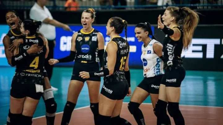 Jogadoras do Sesi Bauru W comemoram vitória por 3 a 0 sobre o Praia Clube W na semifinal da Superliga Feminina 2025