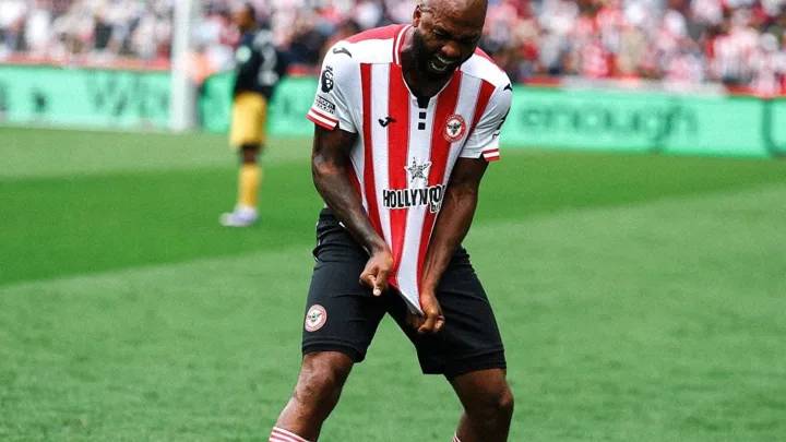 Thiago do Brentford e Tolu Arokodare do Wolverhampton em duelo pela Premier League 2025/2026