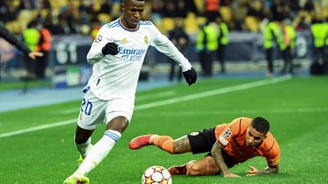 Vinícius Júnior comemorando gol com a camisa do Real Madrid no Santiago Bernabéu