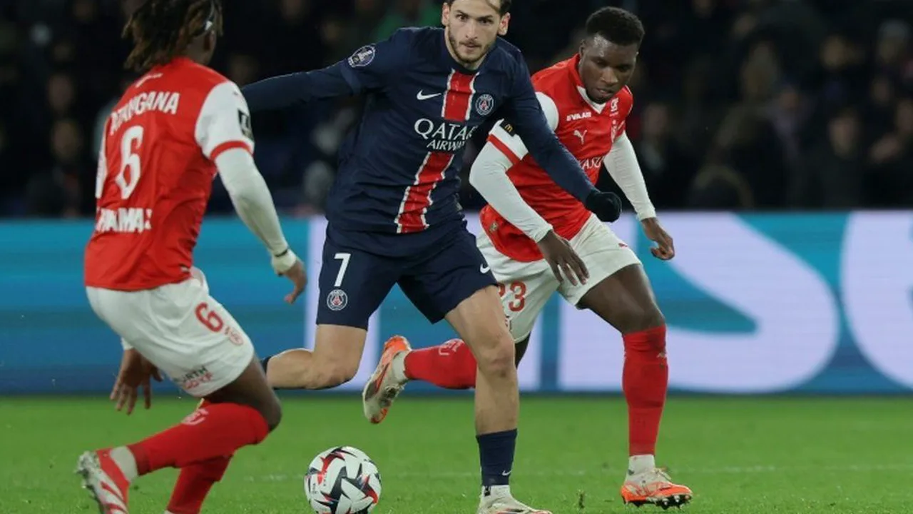Jogadores de PSG e Arsenal disputando bola em semifinal da Champions League 2025/26