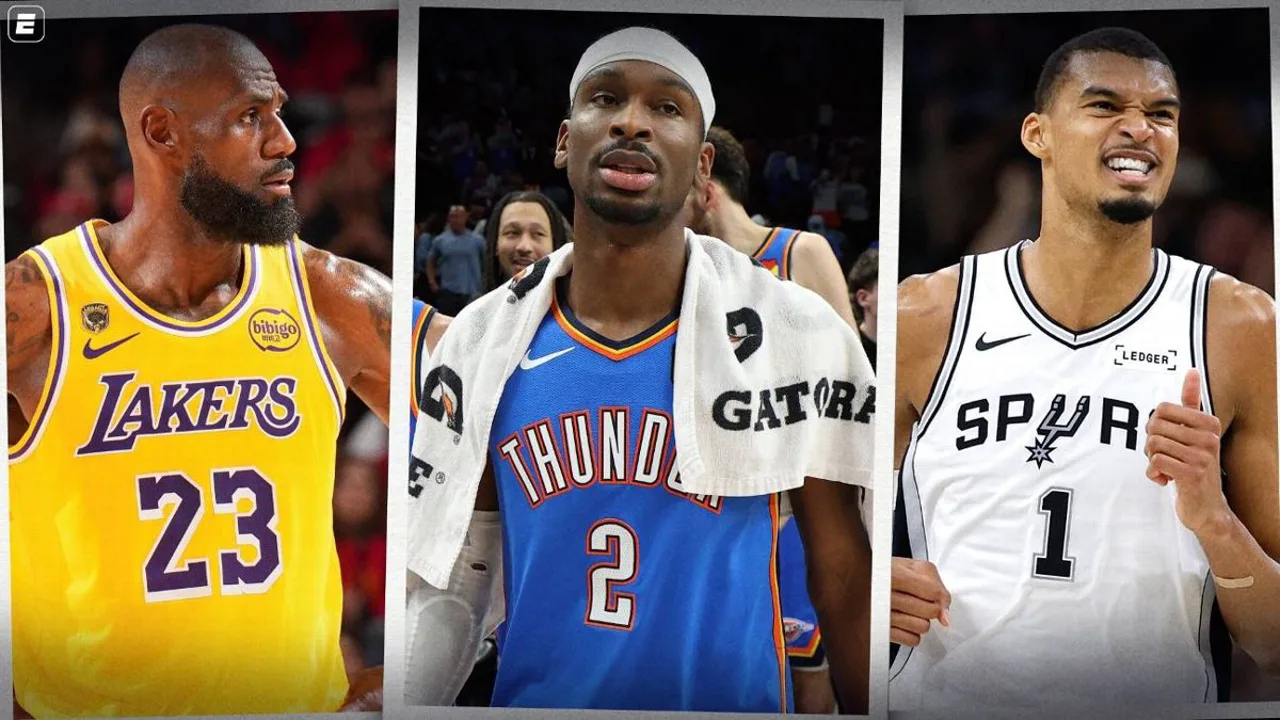 Quadra da NBA vista de cima durante jogo de playoff com placar eletrônico iluminado