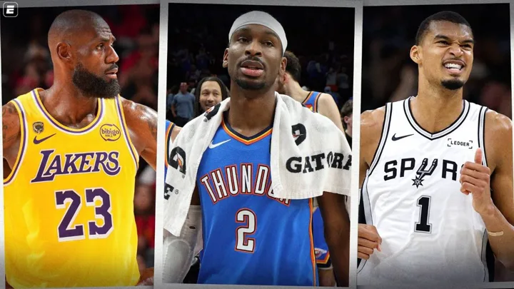 Quadra da NBA vista de cima durante jogo de playoff com placar eletrônico iluminado