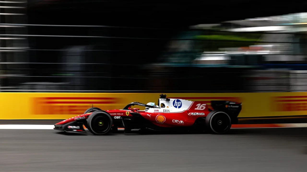 Charles Leclerc na Ferrari após o GP de Miami com comissários da FIA ao fundo no paddock