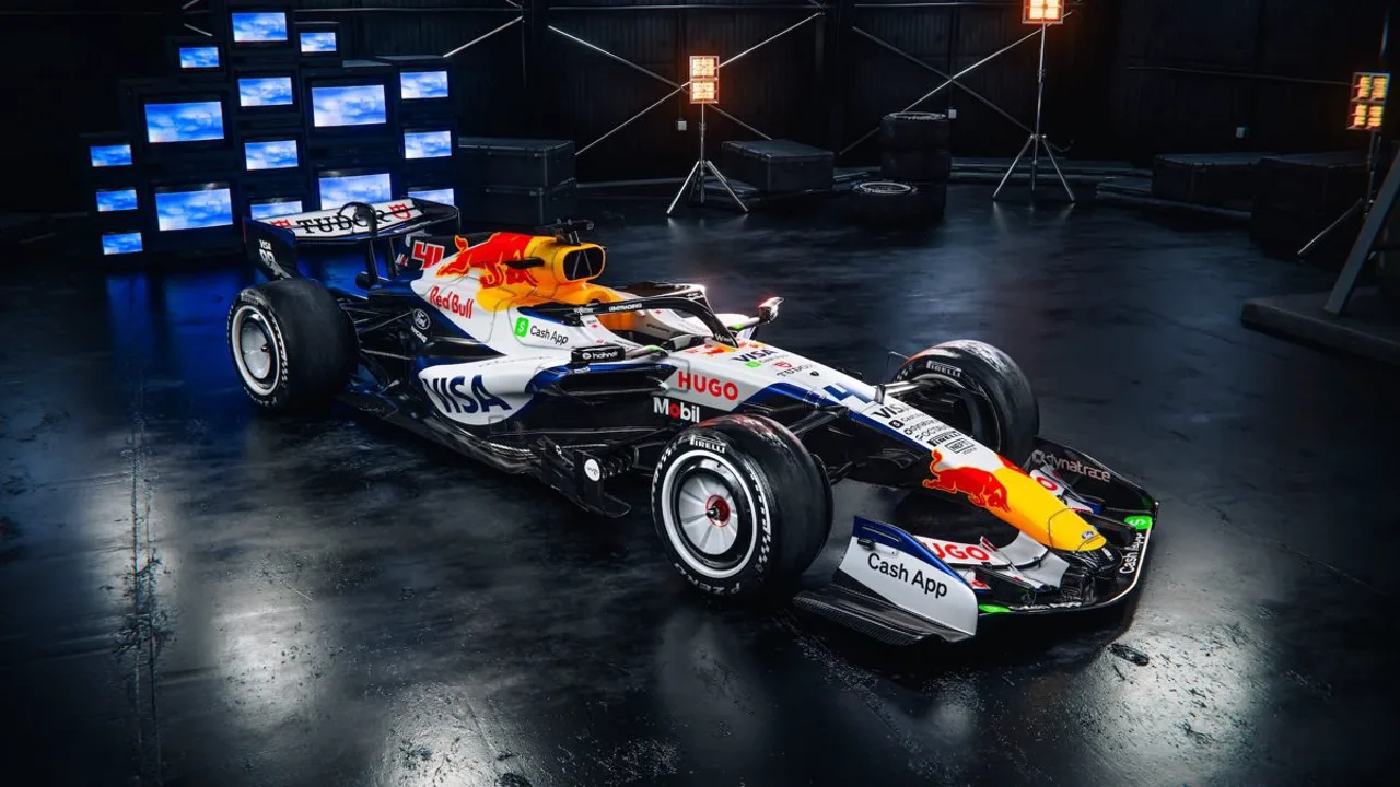 Carro de Fórmula 1 em volta rápida de qualifying com pneus macios vermelhos na pista