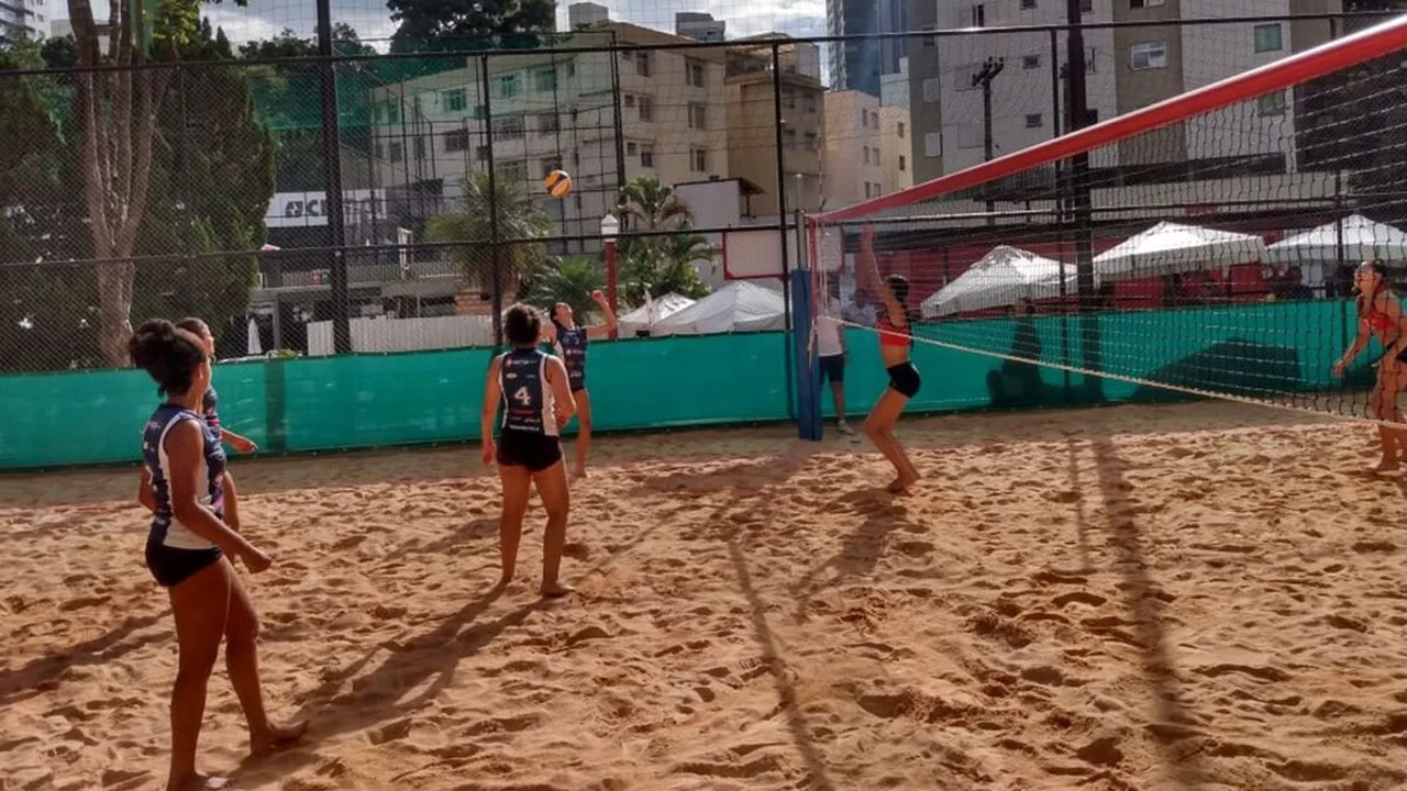 Atletas de vôlei de praia e de quadra lado a lado, mostrando as diferenças entre as duas modalidades