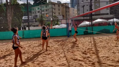 Vôlei de quadra e vôlei de praia são escolas rivais — e é aí que tudo muda
