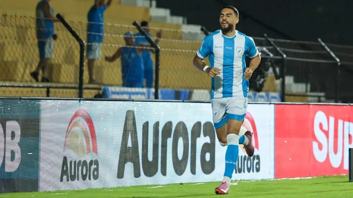 Carlão, centroavante do Novorizontino, de camisa 9, em ação pelo Brasileirão Série A de 2026