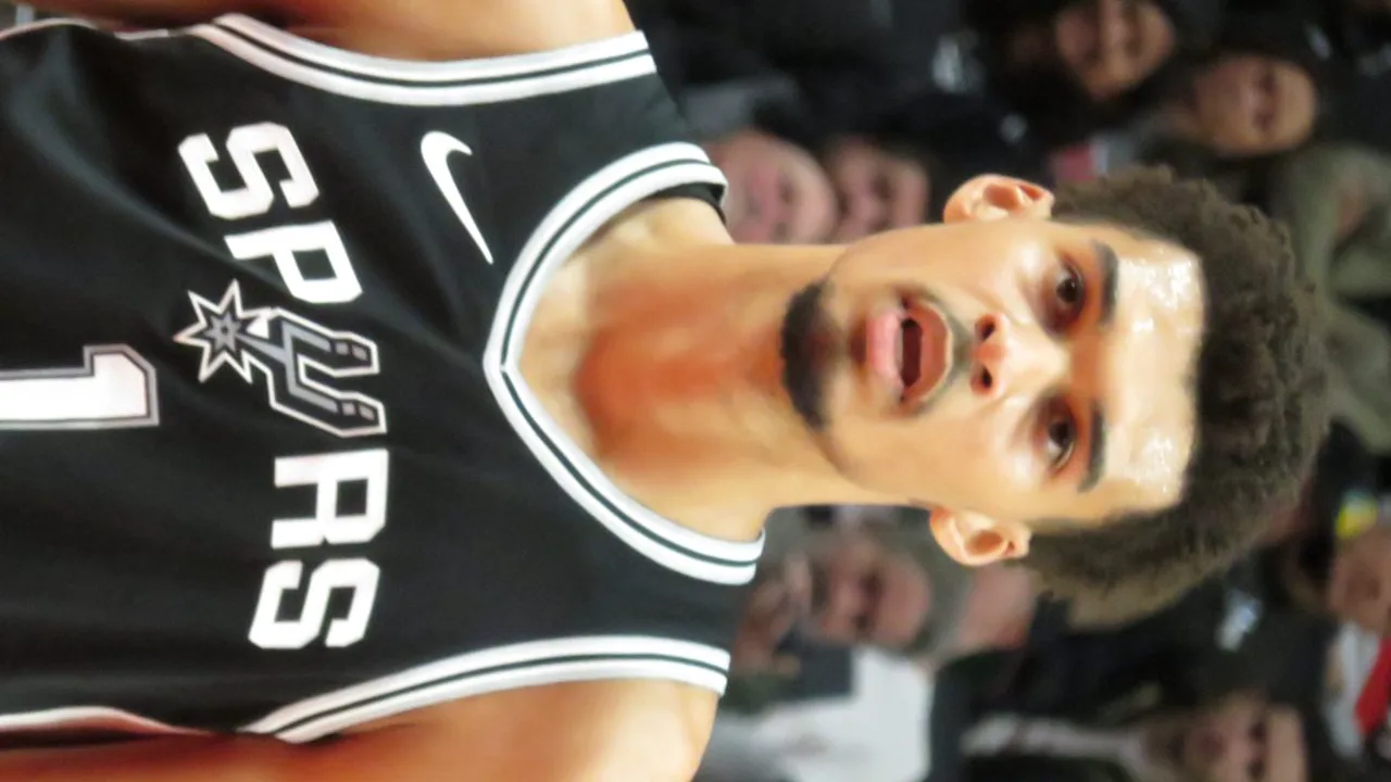 Comissário da NBA no palco do draft anunciando escolha de primeira rodada para franquia da liga