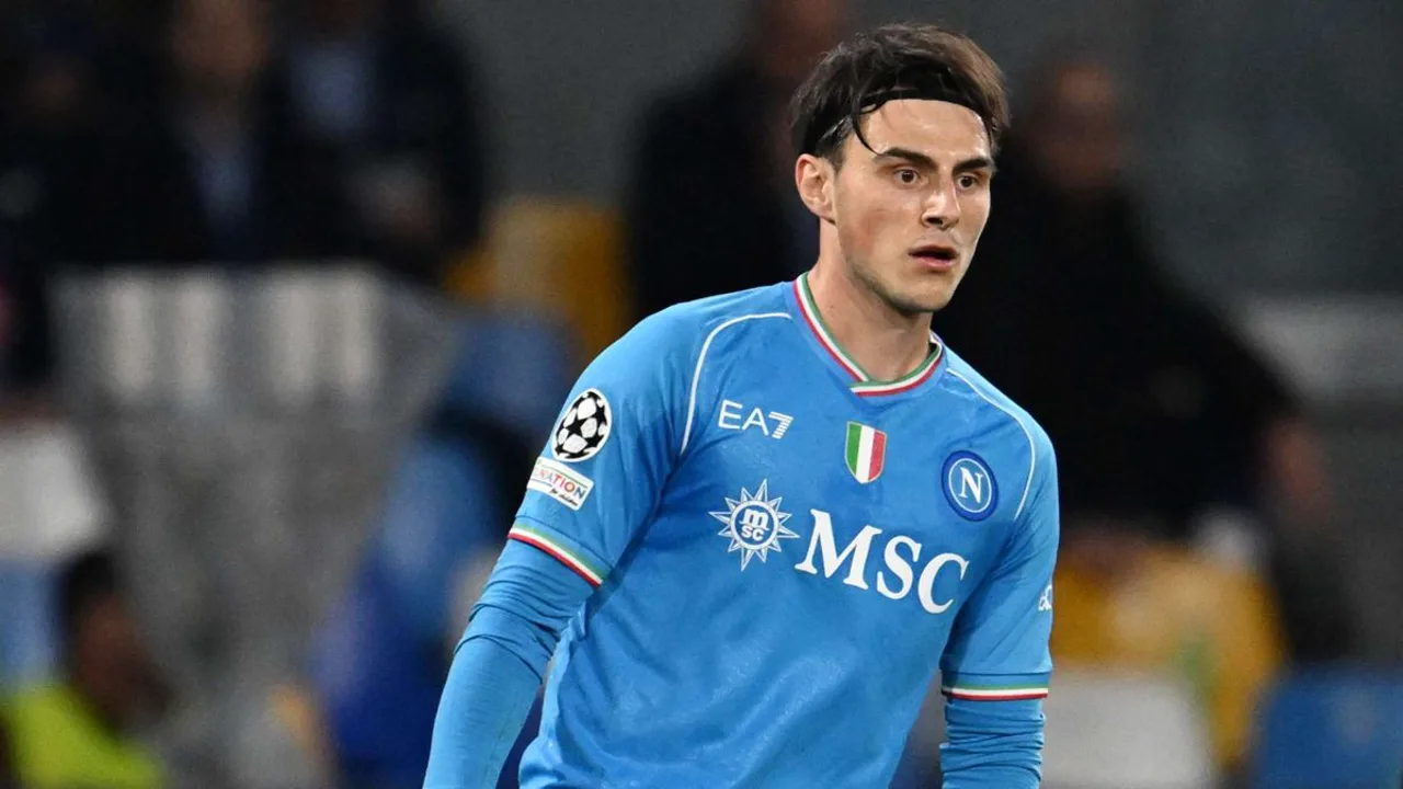 E. Elmas, meia do Napoli de camisa 20, em ação pela Champions League 2025/2026