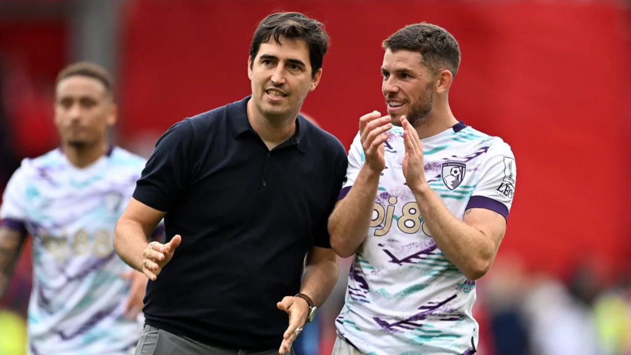 Ryan Christie, meia do AFC Bournemouth, conduzindo a bola com a camisa 10 na Premier League