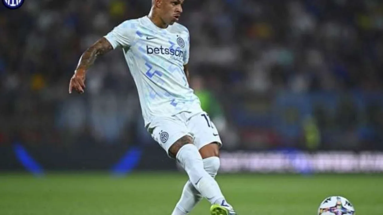 Luís Henrique levantando o troféu do Scudetto com a camisa da Inter de Milão no Giuseppe Meazza