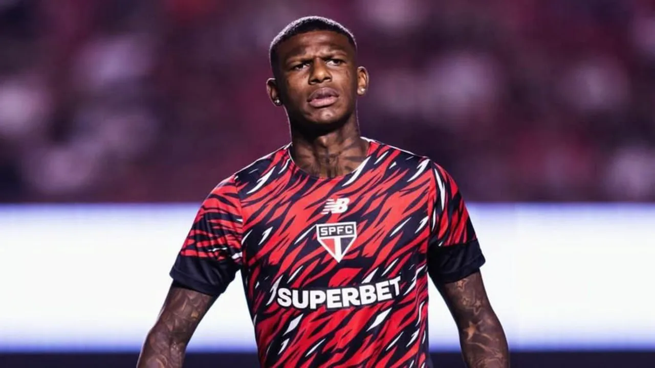 Zagueiro Arboleda com a camisa do São Paulo durante treino no CT da Barra Funda