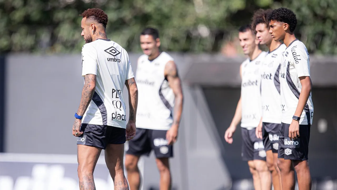 Neymar com a camisa do Santos no CT Rei Pelé durante treino em 2026