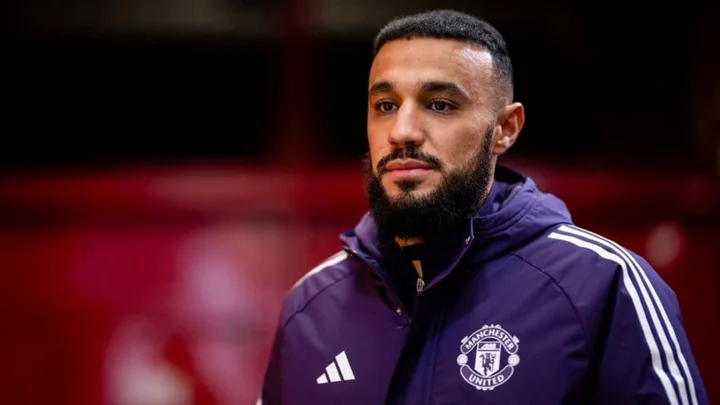 Noussair Mazraoui com a camisa 3 do Manchester United em partida da Premier League 2025/2026