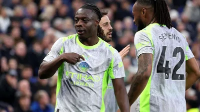 A defesa do City desabou em Liverpool e o Arsenal agradeceu