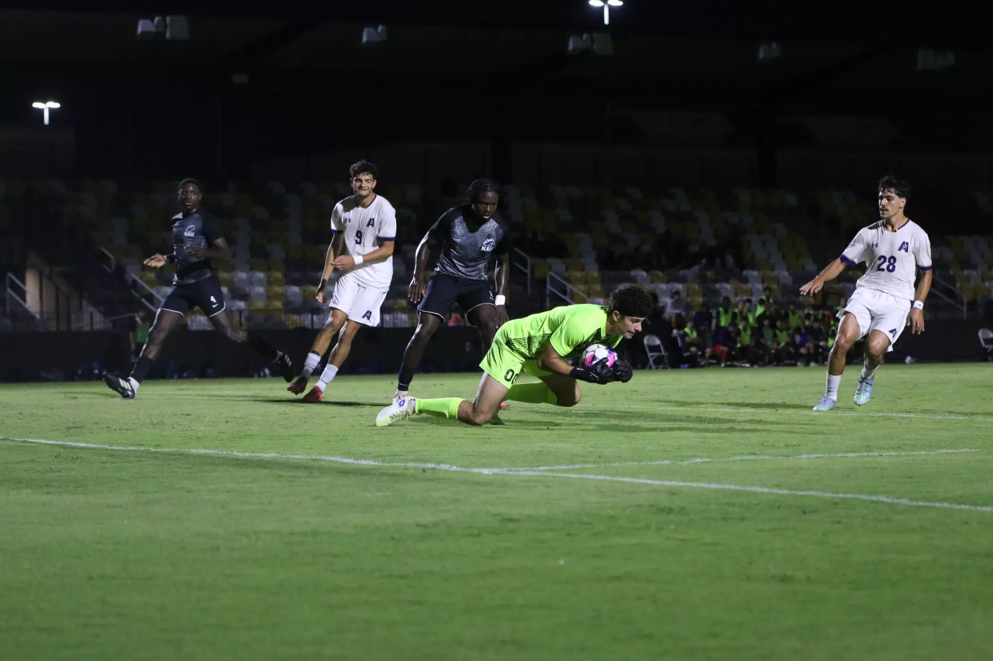 O diagnóstico do momento Arboleda reaparece, leva multa e treina
