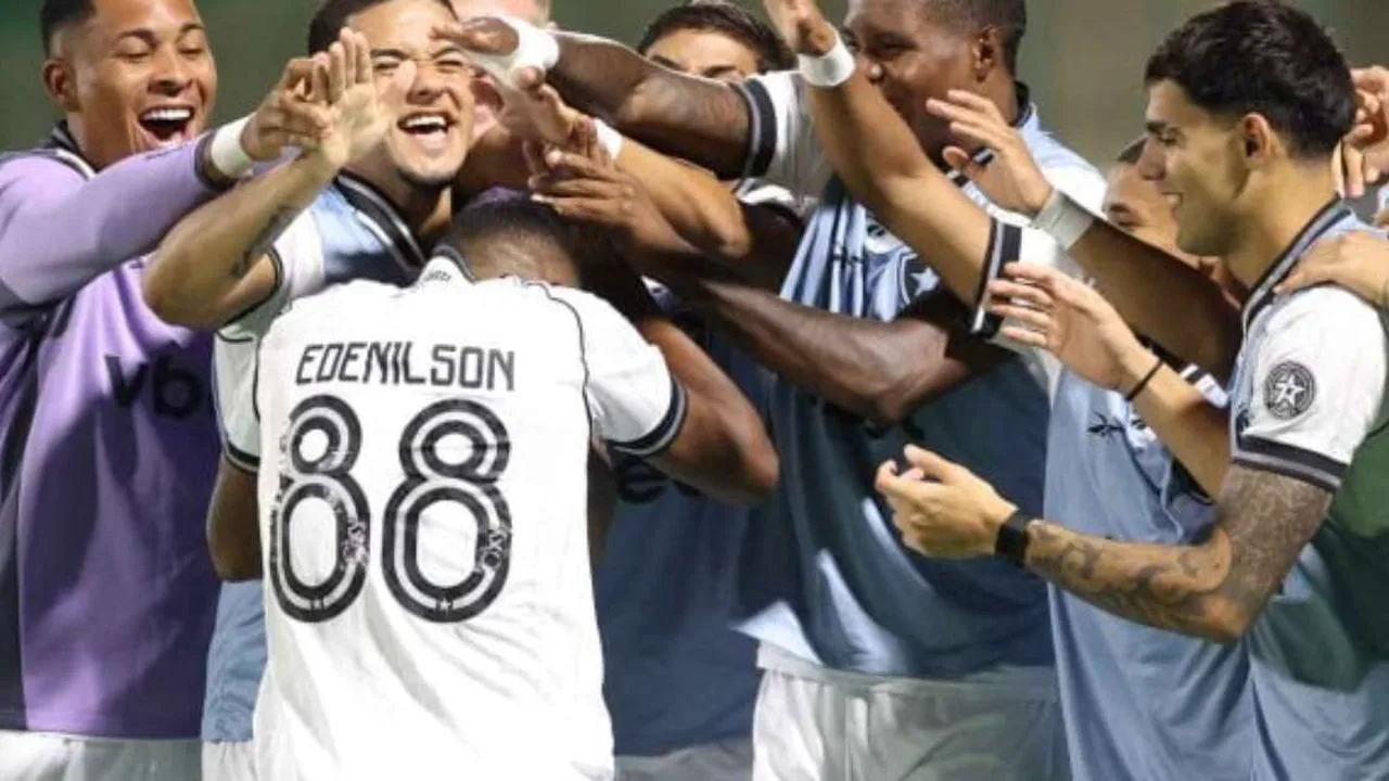 Jogadores do Botafogo no campo durante partida do Brasileirão 2026, com tensão nos bastidores financeiros do clube