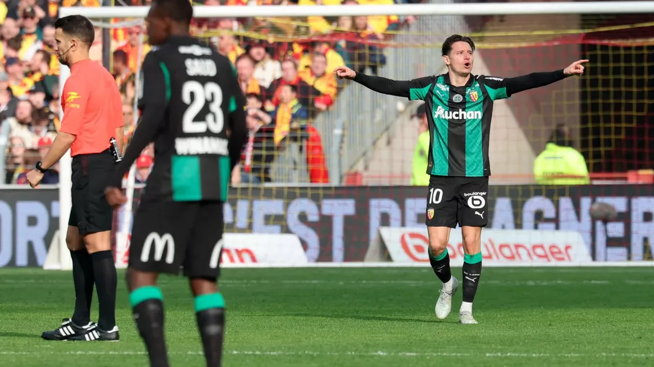 S. Lukić, goleiro do Lens, com a camisa 27 durante partida da Ligue 1 2025/2026