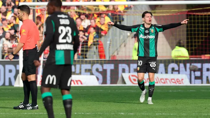 S. Lukić, goleiro do Lens, com a camisa 27 durante partida da Ligue 1 2025/2026