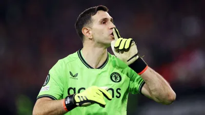 Emiliano Martínez e a arte de ser grande quando o jogo exige silêncio