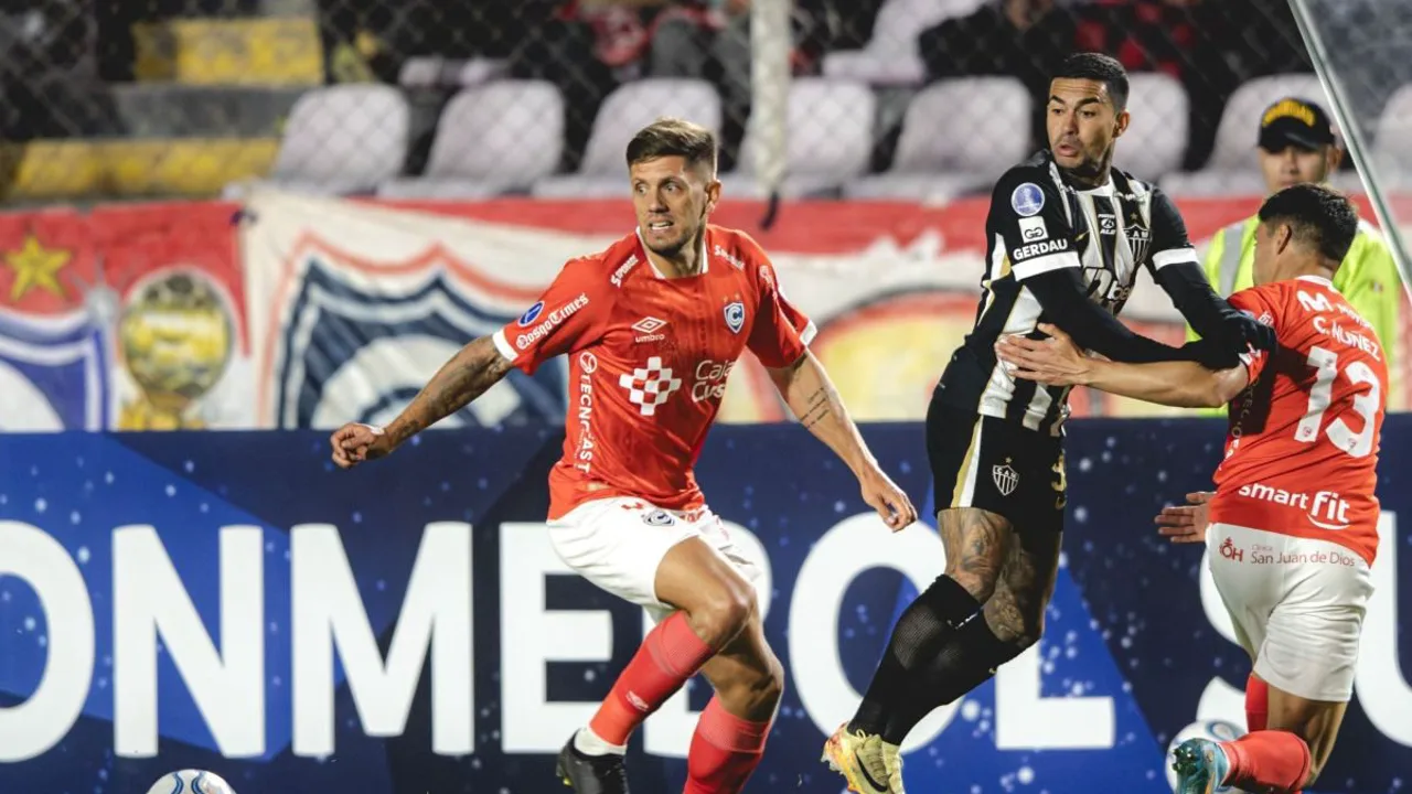 Claudio Núñez, zagueiro chileno do Cienciano, em ação durante partida da Copa Sudamericana em 2026