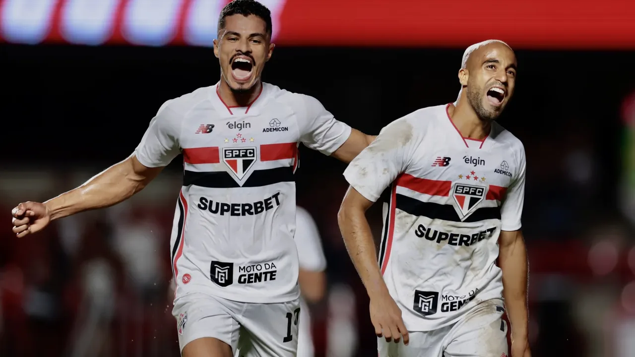 Lucas Ramon, lateral-direito do São Paulo, em ação pelo Brasileirão Série A de 2026