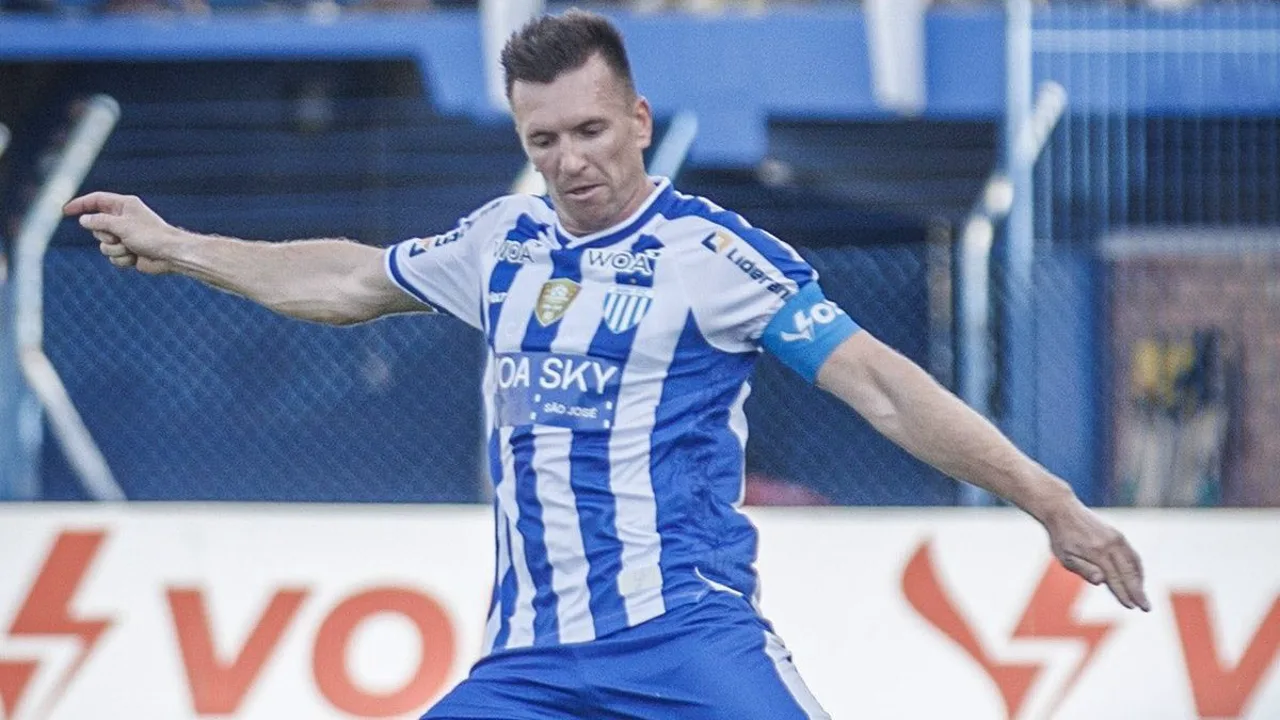 Eduardo Brock, zagueiro do Novorizontino, de camisa 14, em ação no Brasileirão Série A 2026