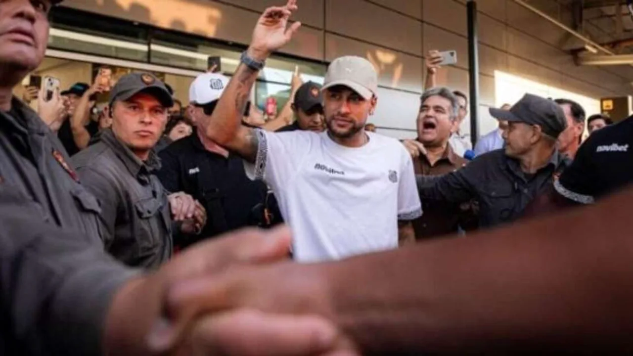 Neymar acena para torcedores no aeroporto de Ponta Porã durante desembarque do Santos pela Copa Sul-Americana