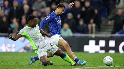 Doku salva o City, mas empate com o Everton afunda o sonho do título
