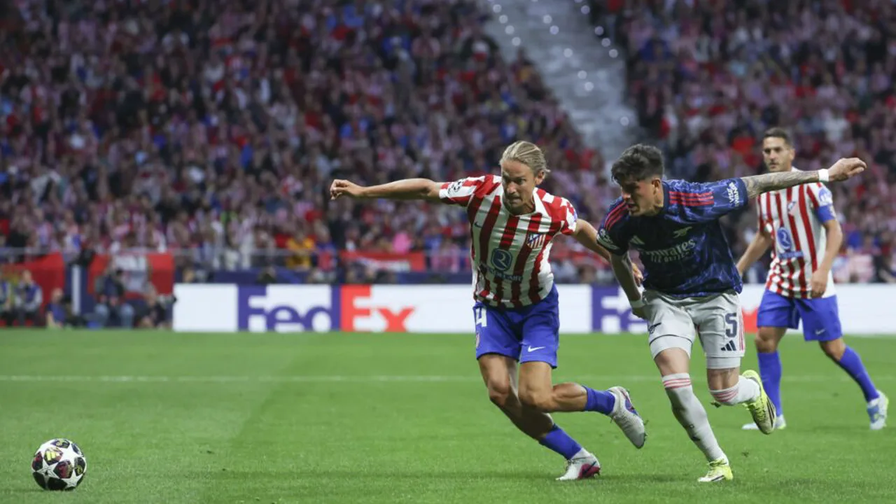 Diego Simeone gesticula à beira do campo durante semifinal da Champions League 2025/2026